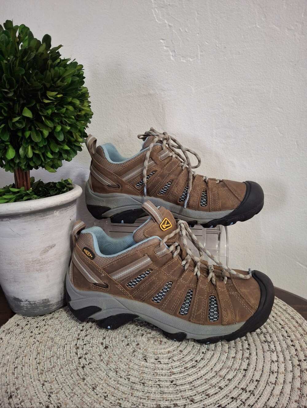 KEEN Women's Brown Leather Hiking Shoes Size 8.